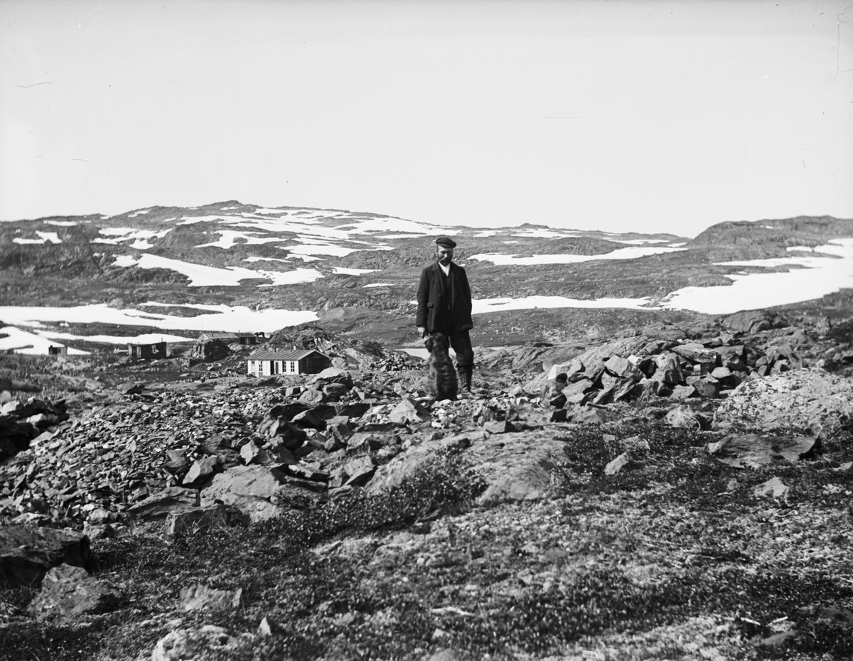 Fotografi från Eldslandet. Motiv av man i ett bergslandskap.
