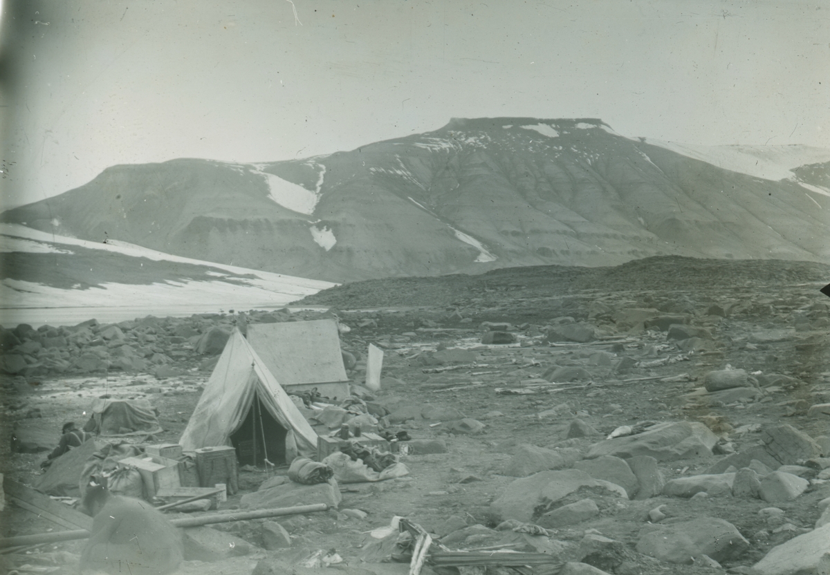 Fotografi från expedition till Spetsbergen. Motiv av tält i ett bergslandskap.