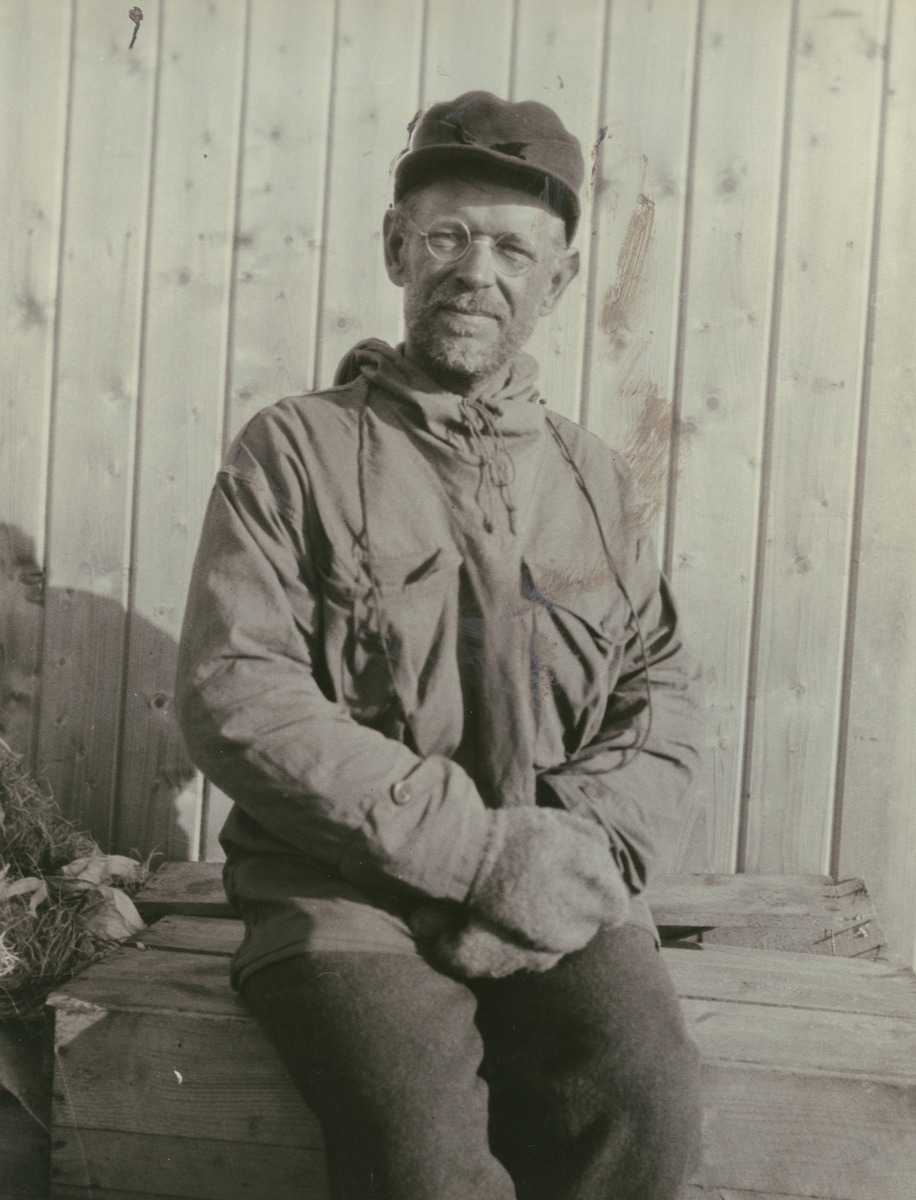 Fotografi från Ahlmannexpeditionen 1931. Porträtt av Hans Ahlmann som återvänt från slädfärd.