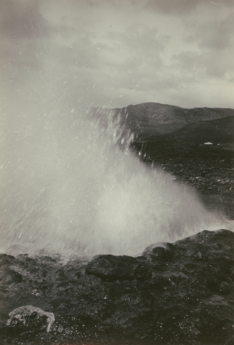 Fotografi från Albin Ahrenbergs resa till Grönland 1929. Motiv av gejser  på island som sprutar upp vatten.