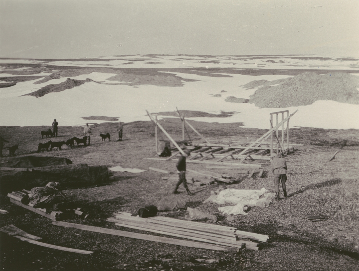 Fotografi från Ahlmannexpeditionen 1931. Motiv av byggandet av bassationen "Sveanor".