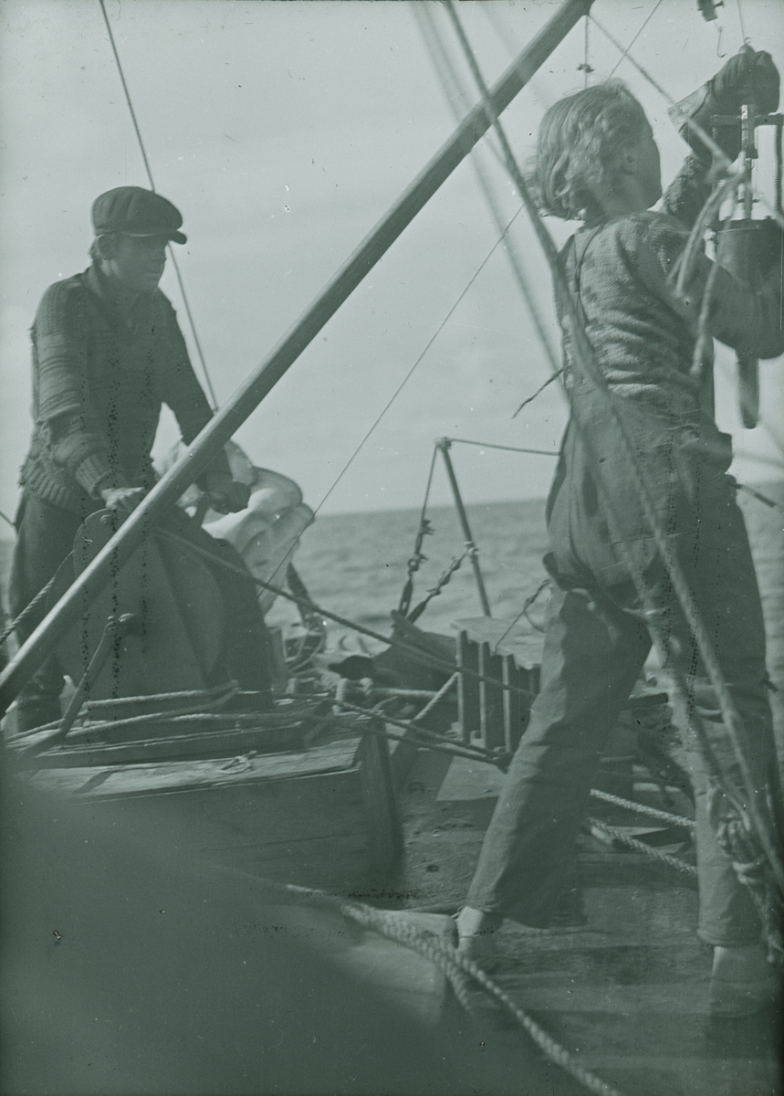 Fotografi från expedition till Spetsbergen 1920. Motiv av man och kvinna ombord på båt.