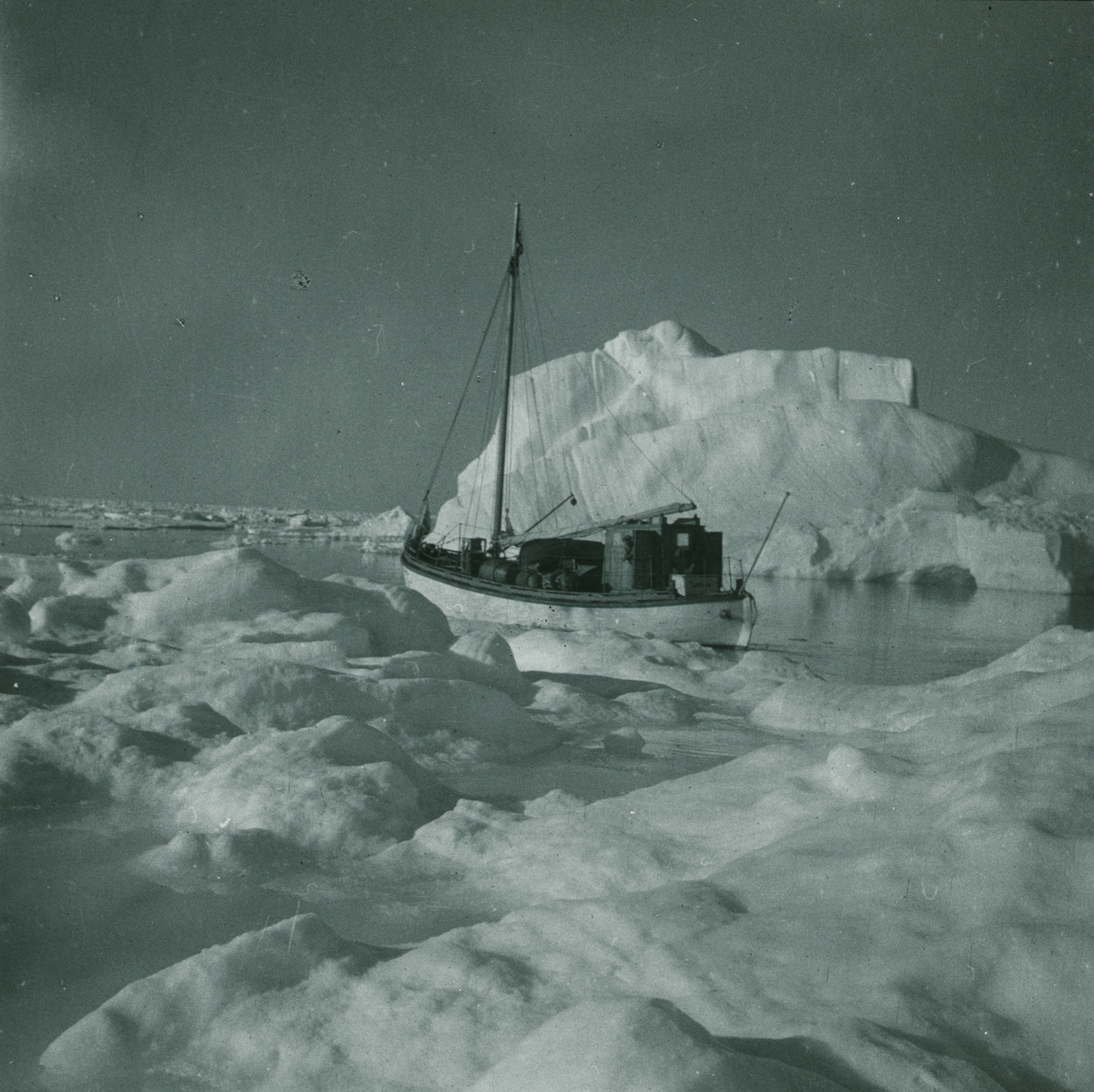 Fotografi från expedition till Spetsbergen. Motiv av båt bland isberg.