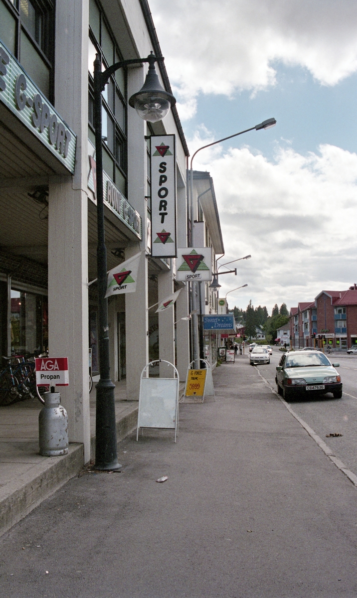 Strømsveien 58. Forretningsbygg Frognergården. I 1980-årene: Rune Sport, Centrum Glassmagasin og Mesteroptikk. 2002: Rune G-sport