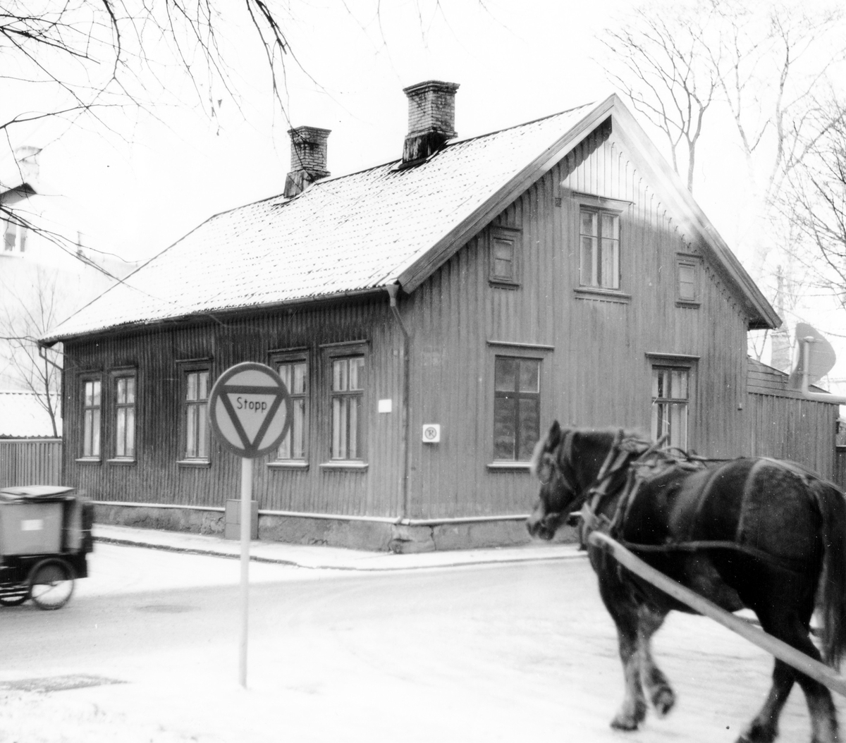 Det så kallade Kollegabostället i hörnet Drottninggatan - Västra Kyrkogatan, kv. Älgen. 

Byggnaden revs 1963 för att bygga en parkering, som ännu finns kvar. Kollegabostället var en tjänstebostad för lärare i gamla stadsskolan. Huset donerades till staden 1813 av rektor Birger Knös men friköptes sedan 1946 och blev då hyreshus fram till rivningen.