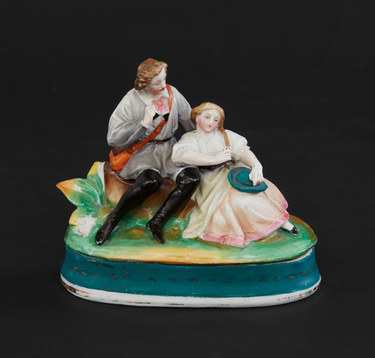 Bläckhorn i porslin, figurindekorerat lock föreställande en man och en kvinna