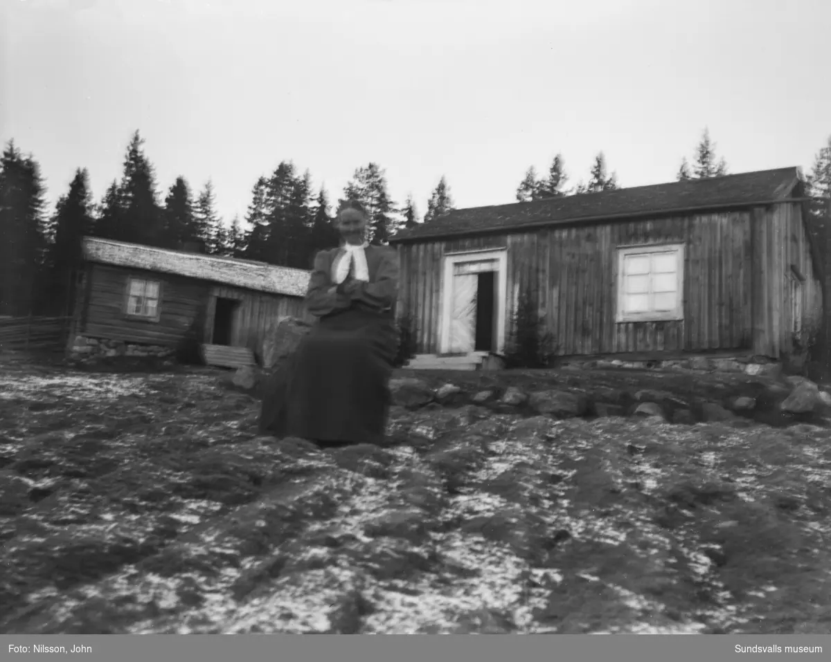 Märta Byström sitter på en sten framför sin bostad Tjärntorpet i Roken, Laggarberg. På den andra bilden en liknande vy men vid en annan årstid.