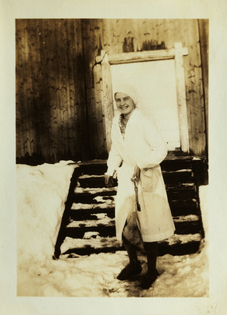 Lucy Egeberg hjelper til med slakting på Bjerke gård, Hedmark. Fotografert vinteren 1928.