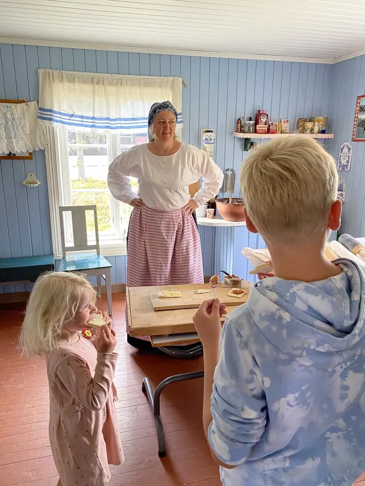 Bakstkjerring formidler lefsebakst til to barn