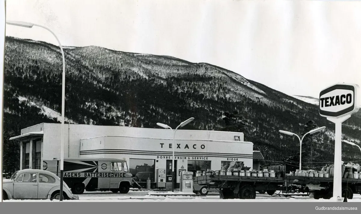 Texaco-stasjonen på Dovre rundt 1970. Arne Haugerud hadde da bygd vaske- og smøre-haller som var store nok til at vogntog kunne kjøre gjennom.