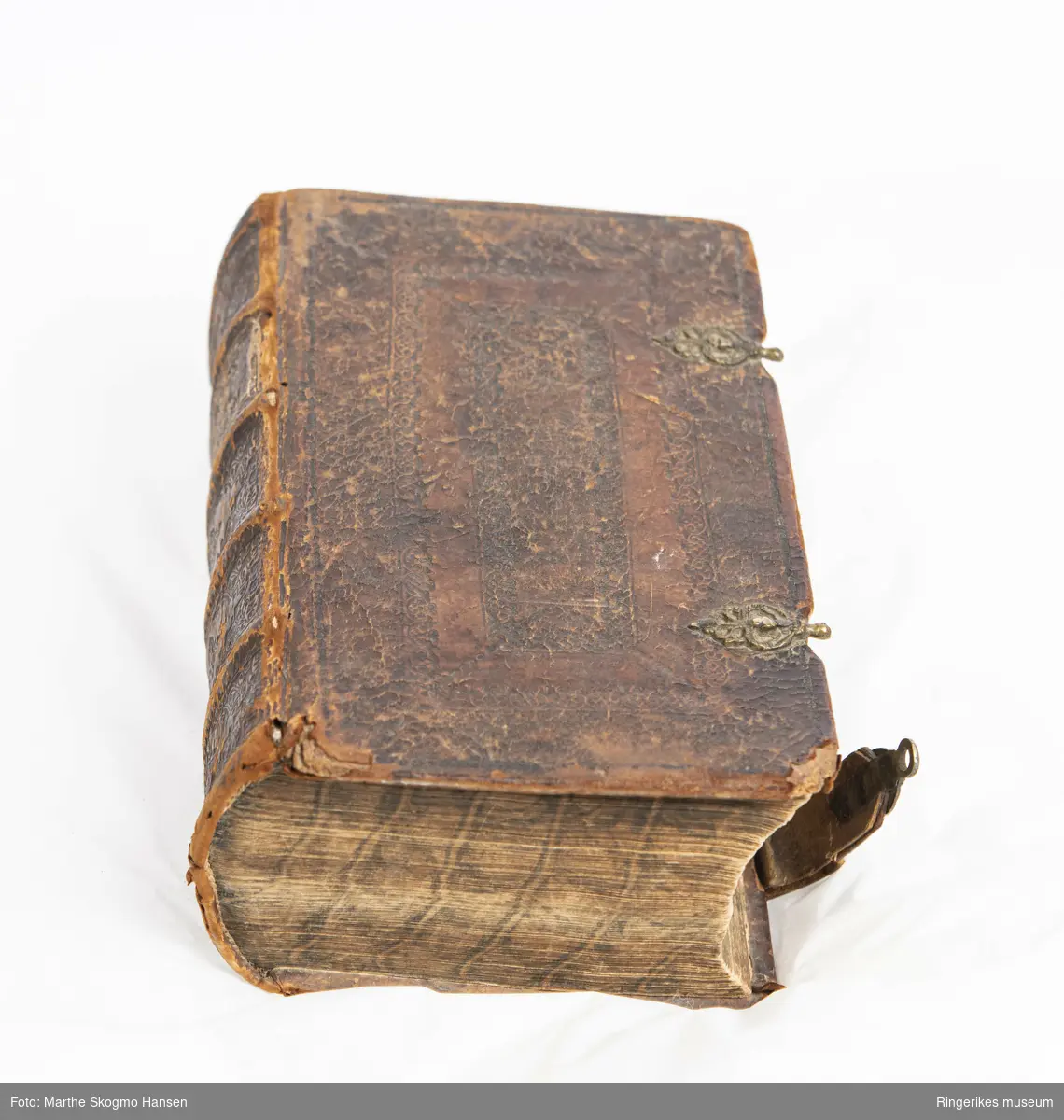 Den sande Christendom. Trykket i København i 1739. Tykk bok med over 1223 sider. Lærpermer med utskåret mønster. Permene lukkes med to lærreimer med mønstret metallbeslag. Bokens papirsider er dekorert med mønster på utsidene.