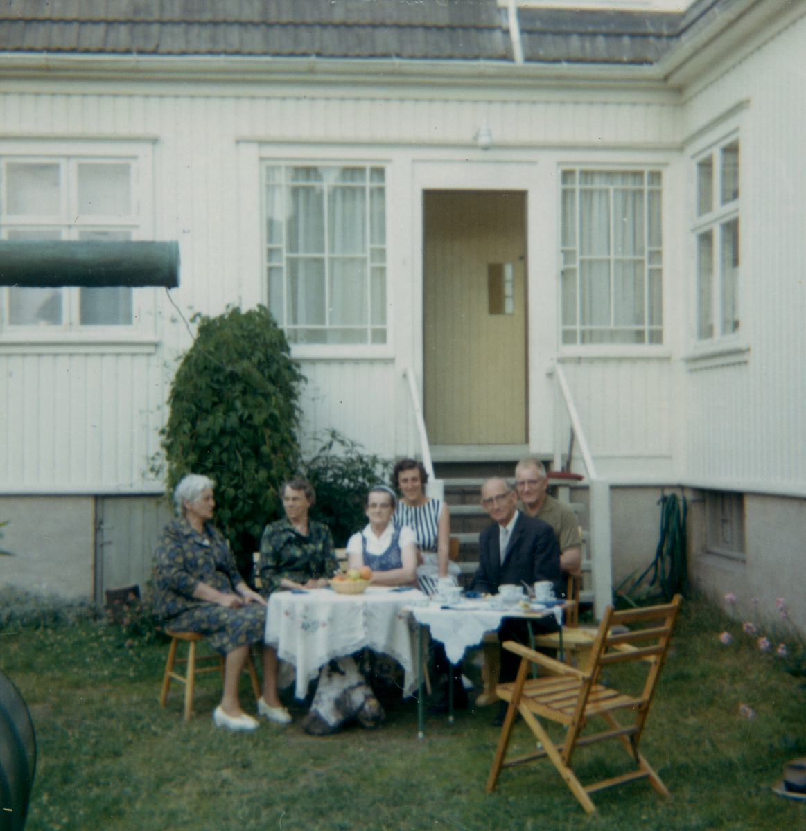 Fleire bilde av Astrid Margrete Terjesen rundt ulike bord ute i det fri.