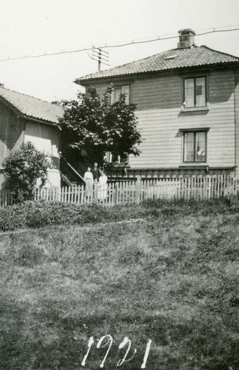 Ulike bilde av eit hus.  Det eine er fotografert i 1921.