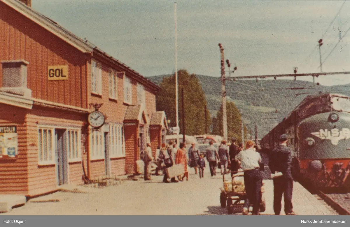 Diesellokomotiv Di 3 617 med dagtoget fra Oslo Ø til Bergen, tog 601. kjører inn på Gol stasjon