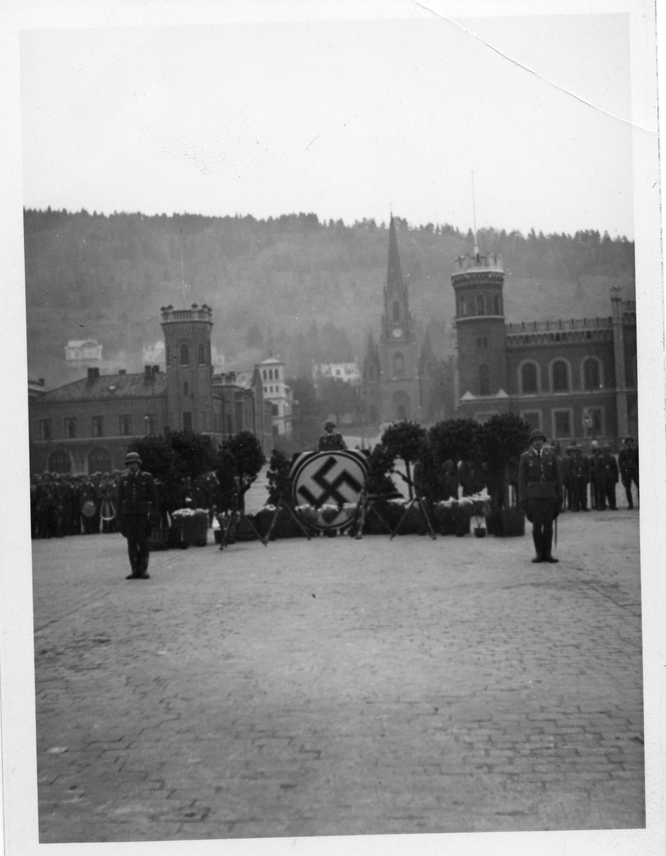 Tyske soldater på Bragernes torg, Drammen. 2. verdenskrig, hakekors. I bakgrunnen sees brannstasjonen, rådhuset, Bragernes kirke og Bragernesåsen