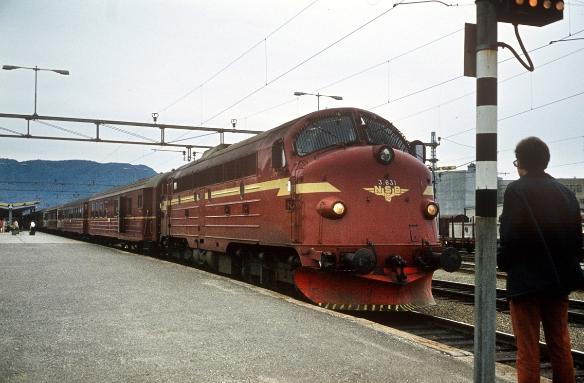 Diesellokomotiv tye Di 3 nr. 631 med hurtigtog til Bodø, tog 451, på Trondheim stasjon.