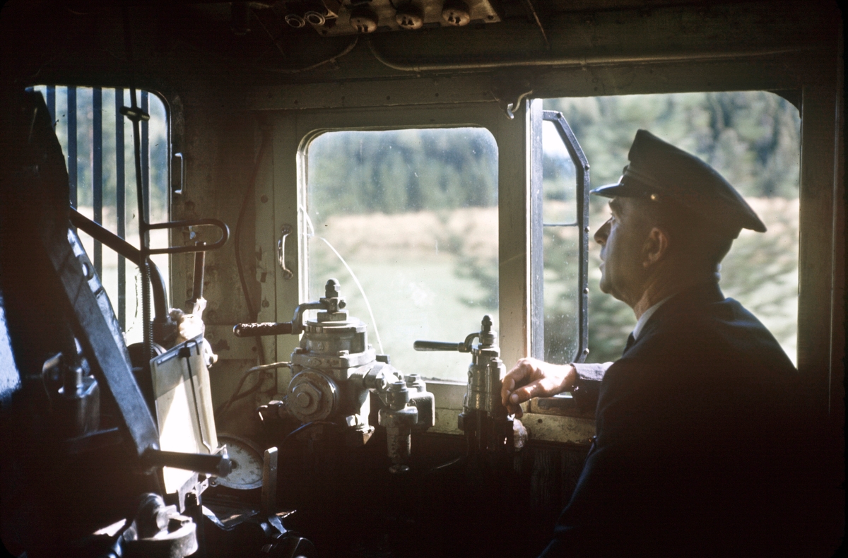 Lokomotivfører Odd Børrud i førerrommet på damplokomotiv type 26c nr. 433 i godstog på Solørbanen