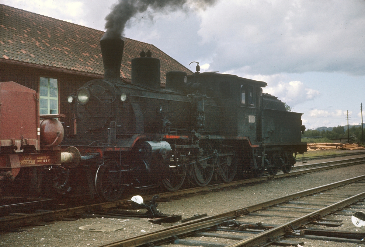 Damplokomotiv type 21c 372 med grustog på Roverud stasjon på Solørbanen