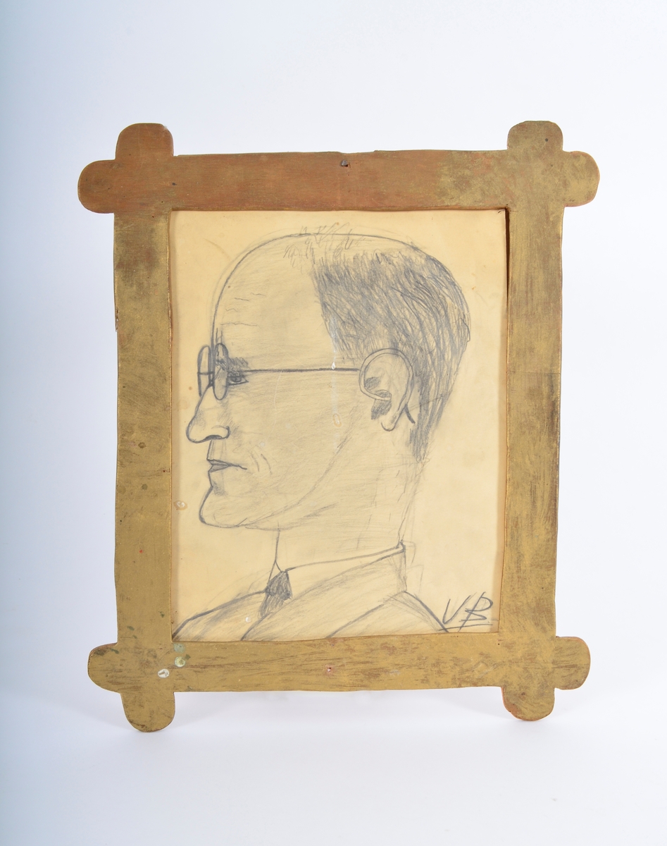 Portrett av mann med kort hår og skallet isse og briller, kledd i skjorte med slips og dressjakke eller lignende over. Portretter er fra siden.