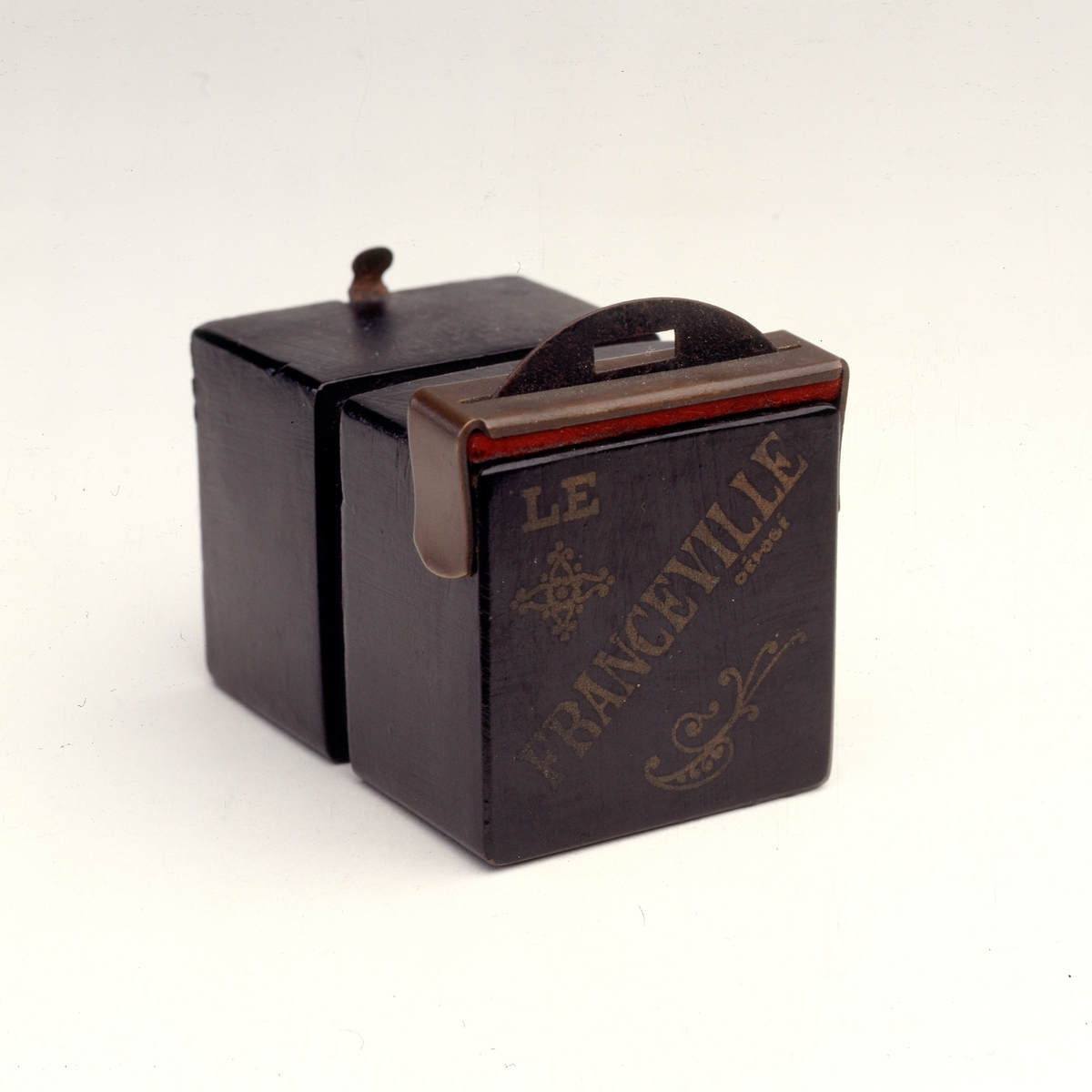 Le Franceville  er et lite bokskamera for 4 x 4 cm plater, produsert av L.F.G. & Co. i Paris ca. 1908.