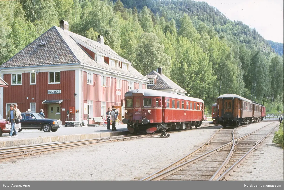 Dieselmotorvogn BM 91 07 med persontog til Kongsberg på Rødberg stasjon på Numedalsbanen