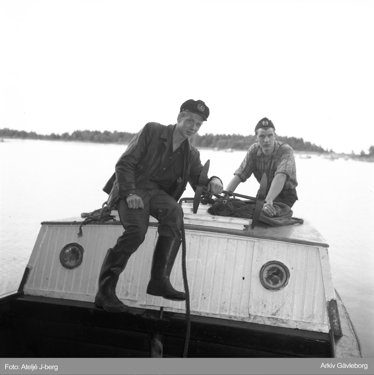 2 grabbar söker i Långsand, S/S Nedjan, 1954.