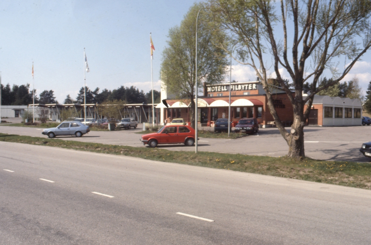 Bilder ur Motell Filbyters arkiv. Parkeringen och gamla Riksettan utanför motellet i Tallboda. Årtal okänt.