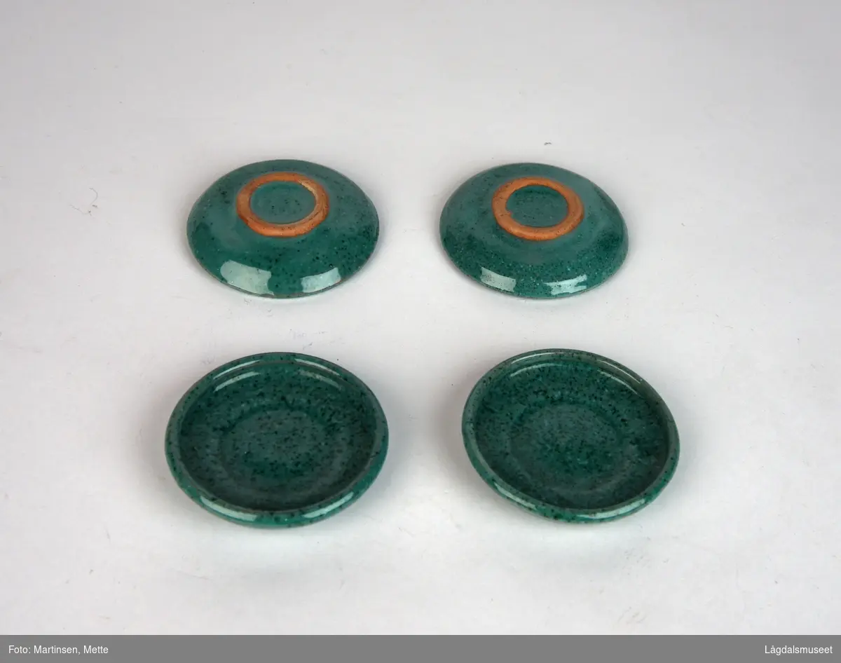 Fire keramikkfat til kaffekopper med grønn glasur.