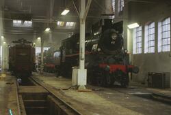 Damplokomotiv 26c 411 (t.h.) og 21b 225 i Gamlestallen i Lod