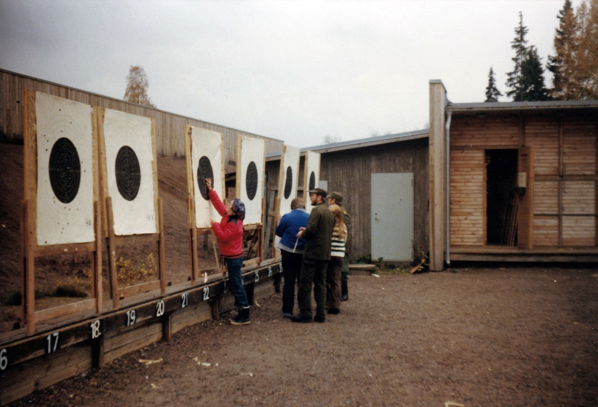 FBU har skjutning på Lövsjötorps skjutbana i Skövde på tidigt 1980-tal.