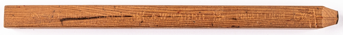 Radergummi för bläck och krita. I trä, till formen som en blyertspenna, i genomskärning kvadratisk.
Märkt "Pour le crayon. A.W. Faber. Pour l'encre".