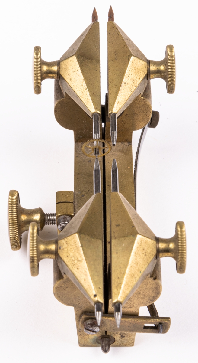 Ingreppscirkel, av mässing, för inprovning av hjulens ingrepp i varandra. Har använts i Sehlbergs urmakeriverkstad.