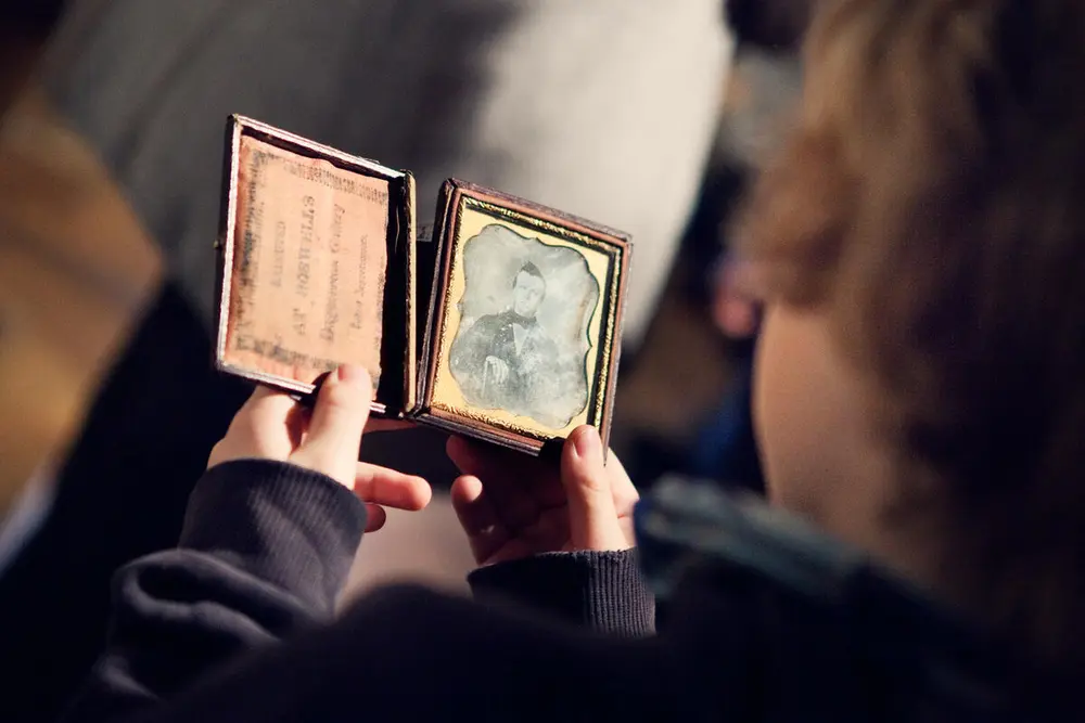 En skoleelev holder et daguerreotypi i hendene.