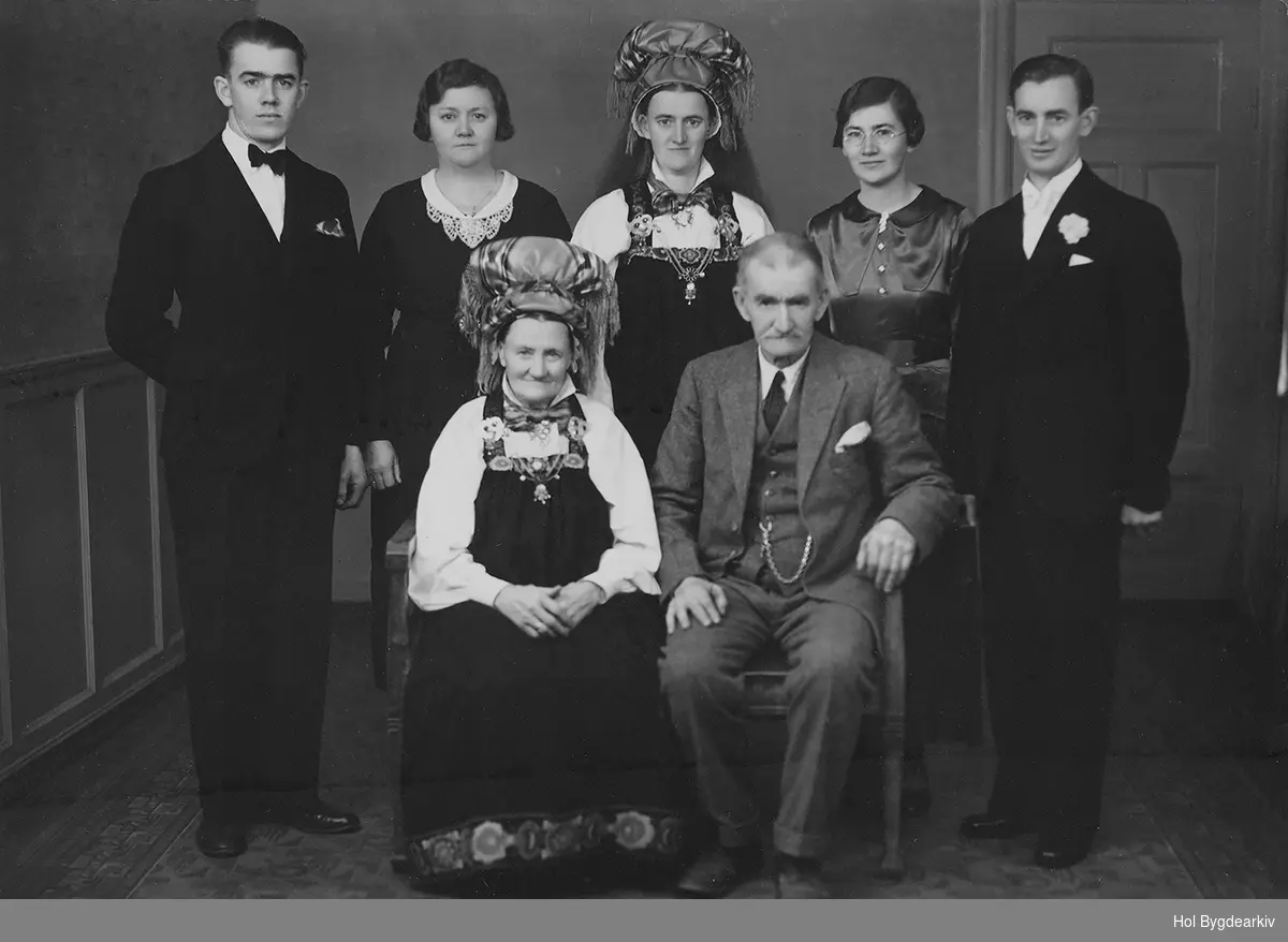 Familien Skogheim antagelig fotografert i anledning Ragnhild og Jakobs bryllup (stående bak)