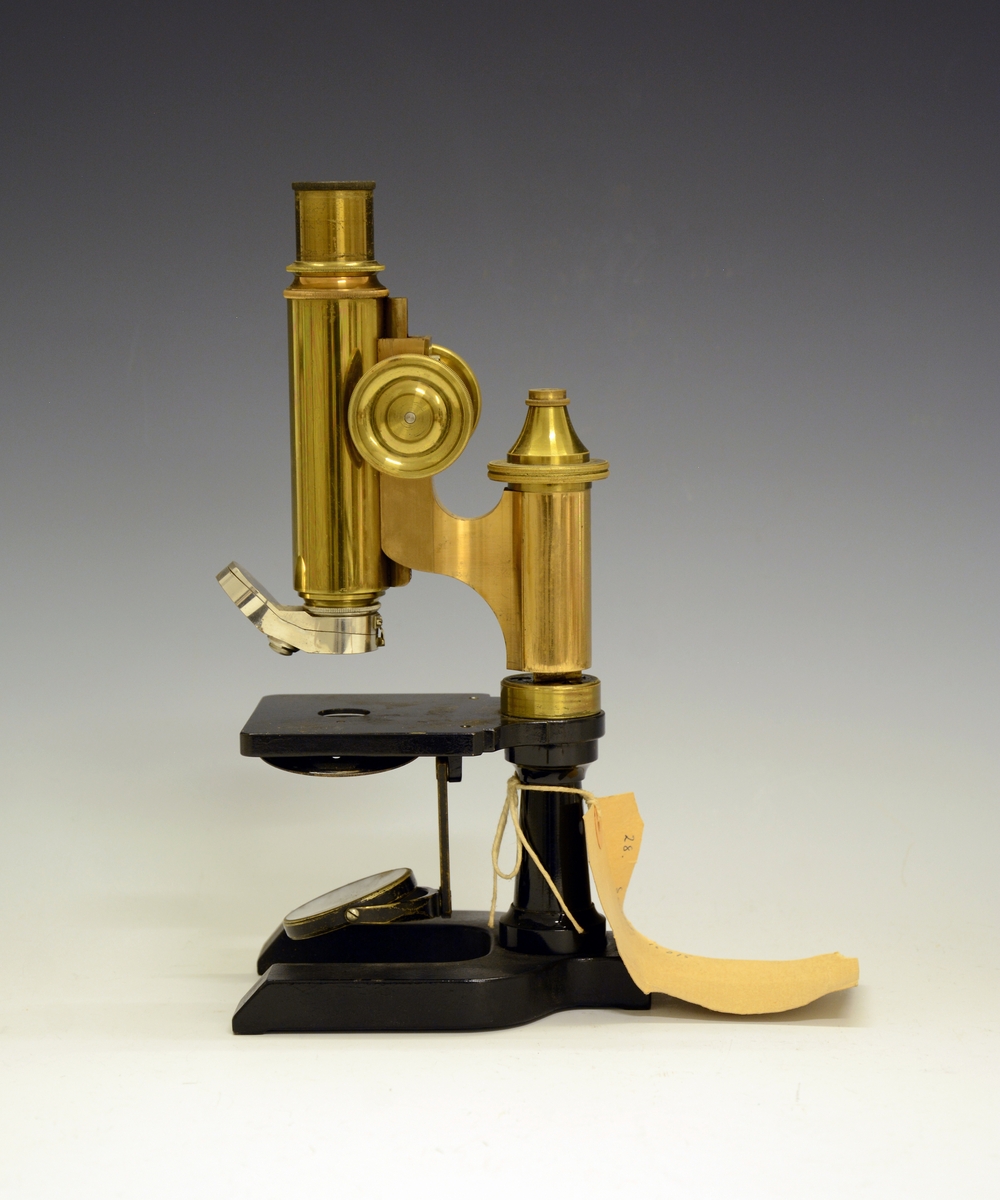 Mikroskop i kasse. Fra protokollen: Treetui med mikroskop. Etuiet er låsbart og har bærehåndtak øverst. Mikroskopet er av messing og sort lakkert metall, av merket Seibert in Wetzlar. Merket 15015 (serienummer), montert med linse merket 3.