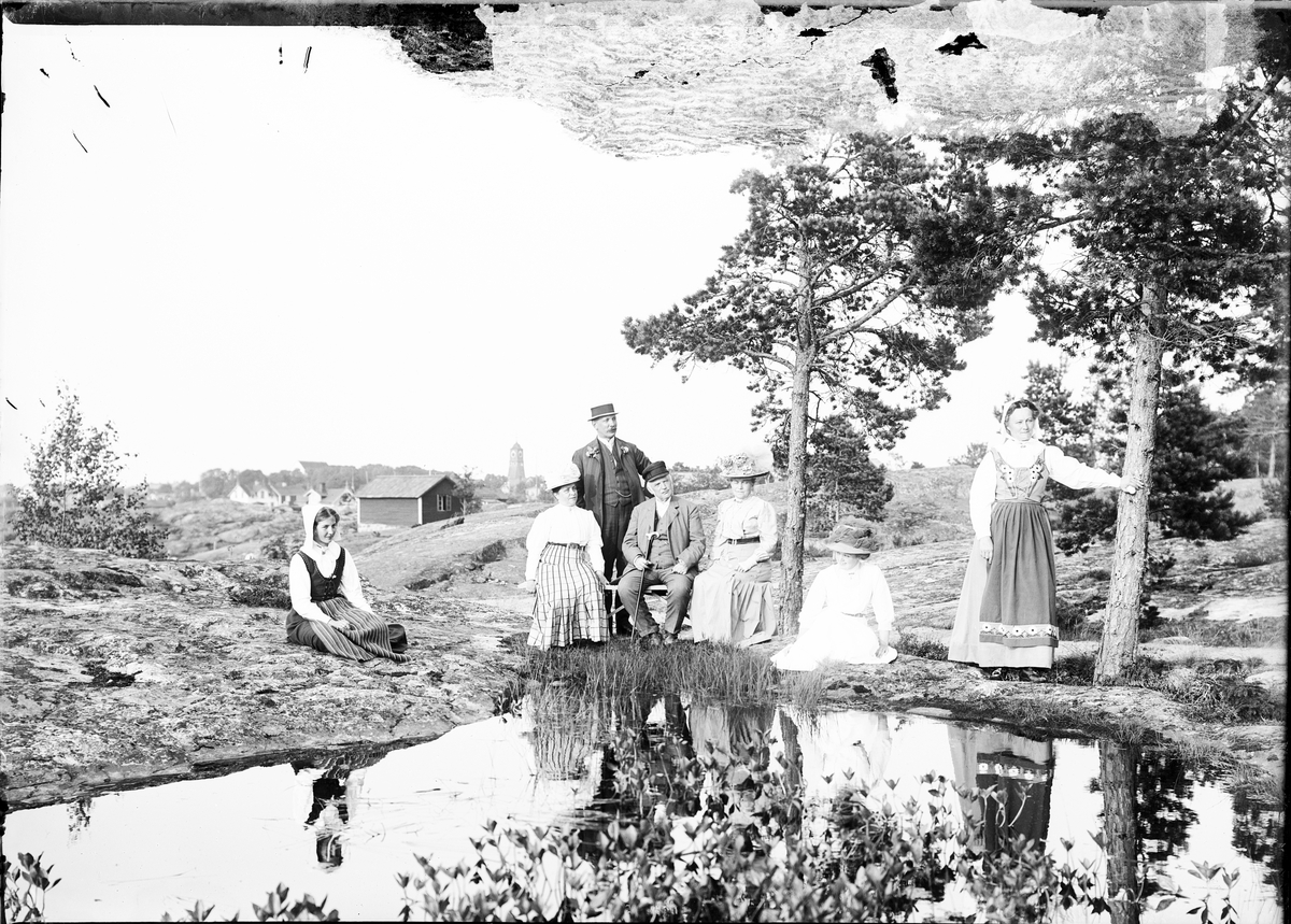 Män och kvinnor på berghäll, Öregrund, Uppland