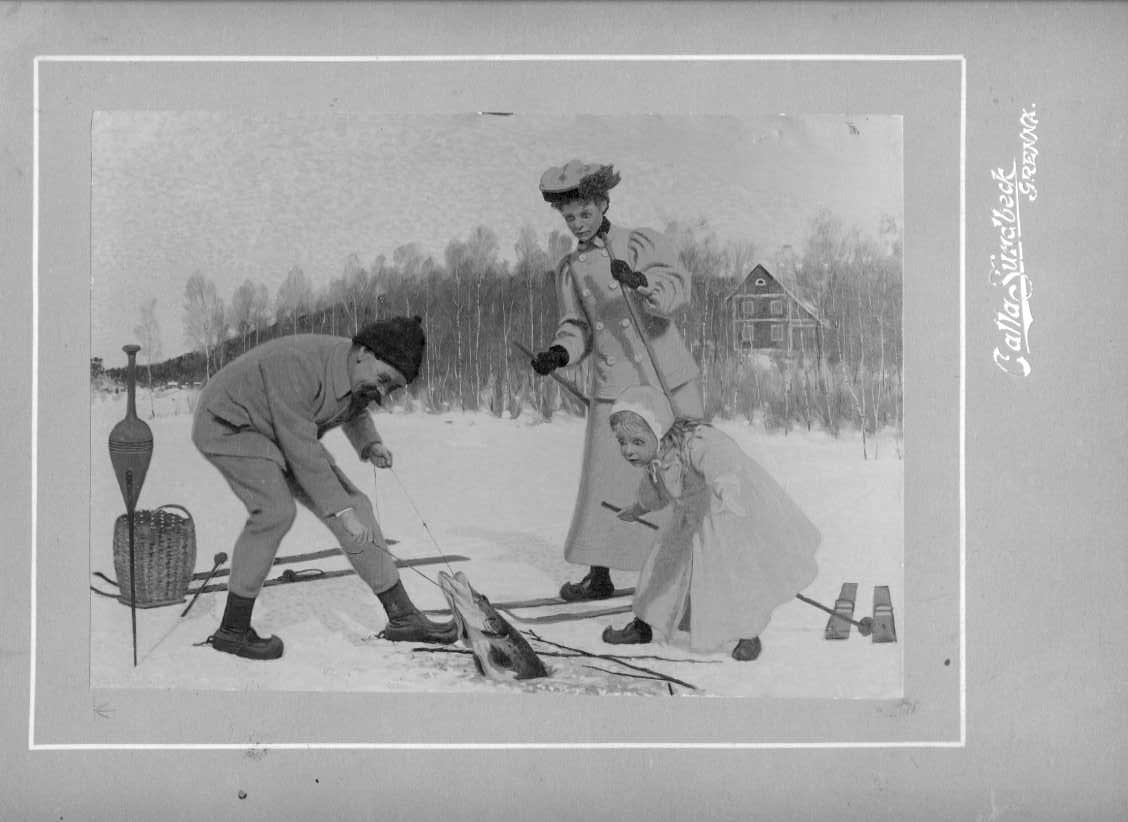 Fotografi av oljemålning av Pelle Malmborg. En man, kvinna och deras dotter är på sjön Bunns is för vinterfiske. Mannen drar upp en gädda. I bakgrunden syns deras hem, villa Björkudden.