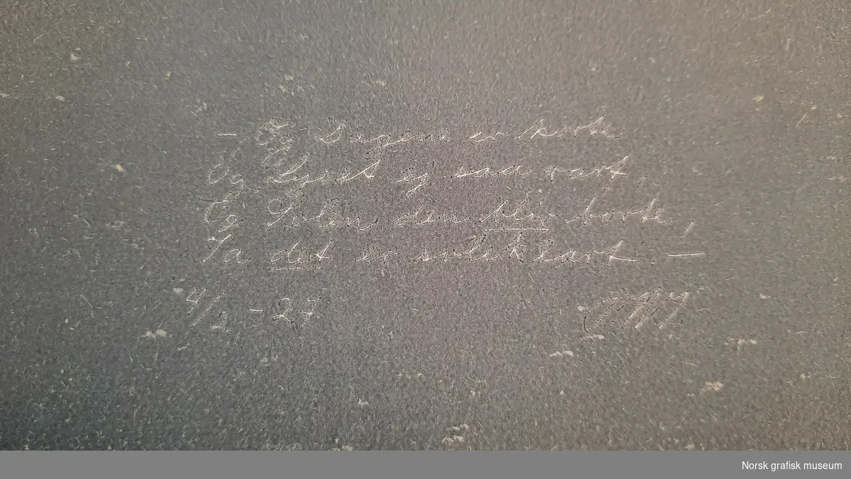 Trykkark merket "No. 3", håndskrevet med blyant. Litografisk reproduksjon av I. C. Dahls maleri "Birk i storm" (eller "Bjerk i storm") fra 1849, utført med femten ulike trykkfarger og med en litografisk stein per farge. Dette trykket er med fargen "II GRAA".