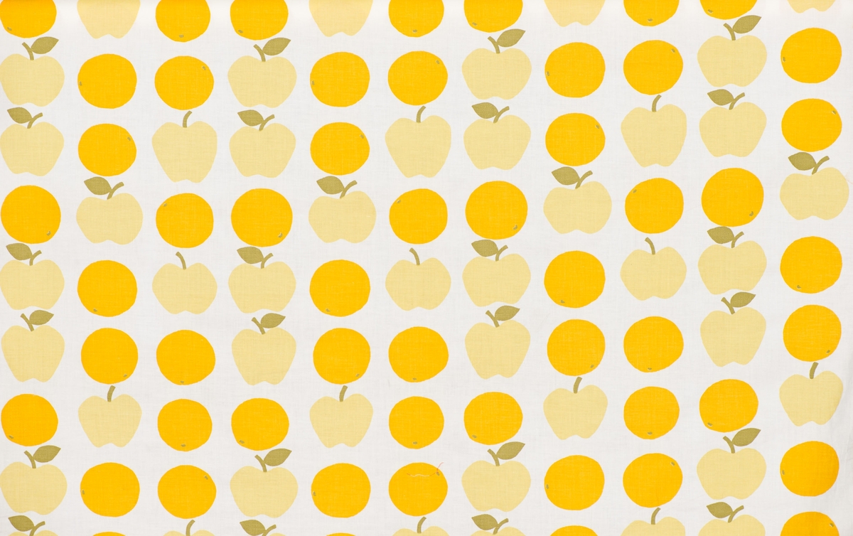 Bomullstyg "Pomona", design Lena Trägårdh-Eklund.
Gardintyg i kvalitet BW 7373.
Äppelmotiv i gult - lj.gult - olivgrönt på vit botten på fintrådig tuskaftväv.
Plinon (antiskynklingsbehandlat)
Rapport 28,5 x 24 cm
