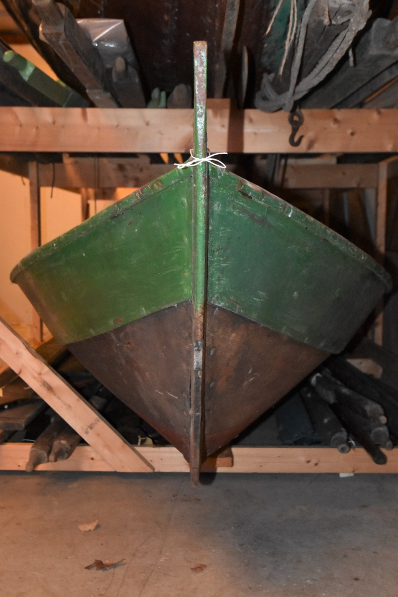 Oselvar, færing. Båten har akterfeste for påhengsmotor med eit stag med rektangulær plate bak stamnen.
