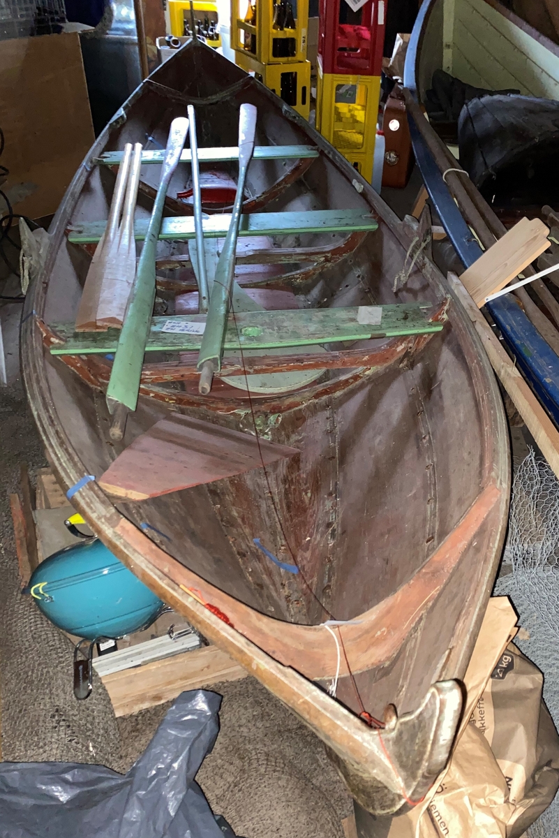 Oselvar. Båten har eitt par keiper og rigg for sprisegl. Klinkbygd, tre bord. Tre spant, bak- og framsprong. Tre tofter.