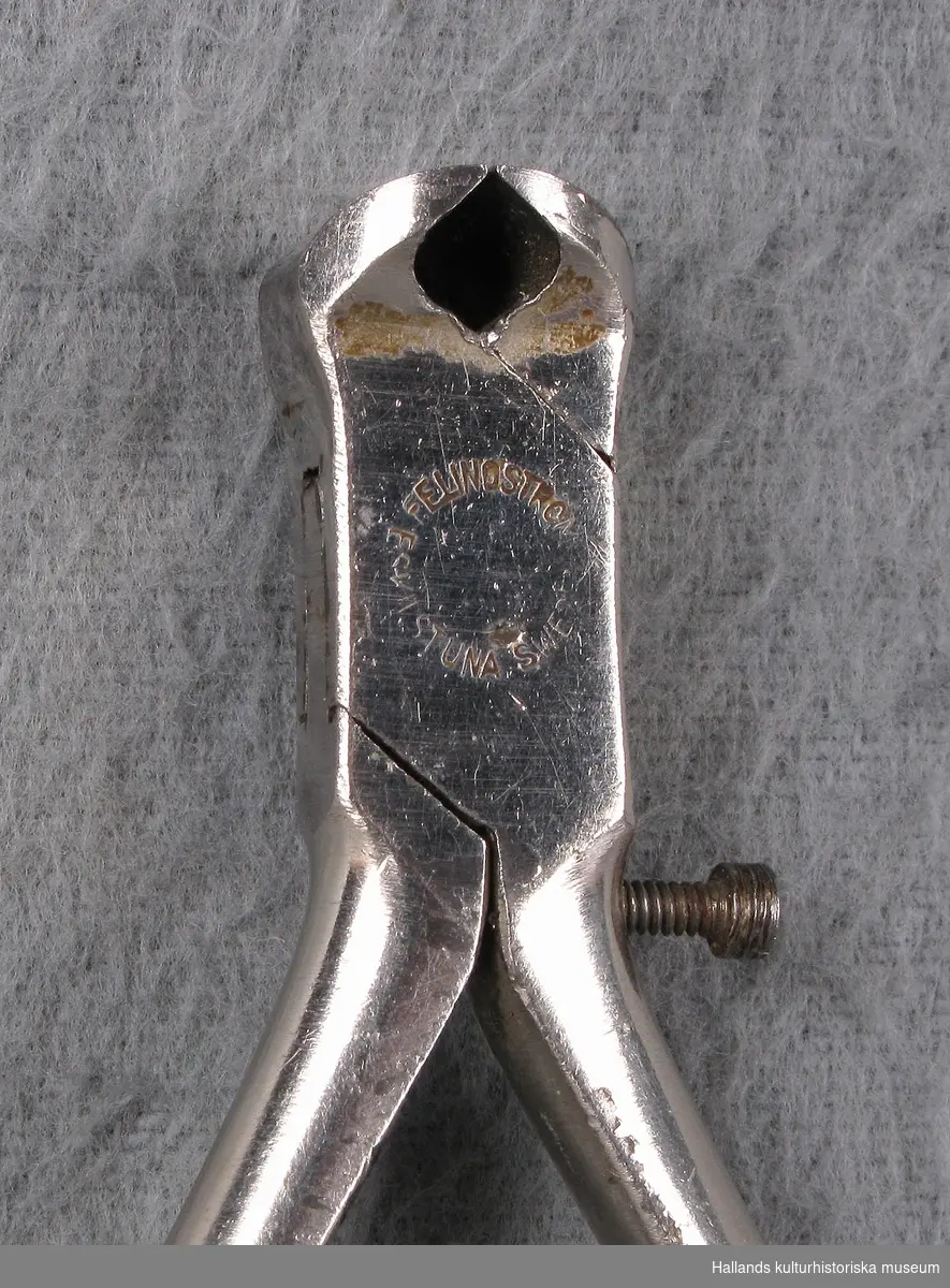 Tång av polerat stål och förkromad. Form som en ändavbitare, men med en skruv. Märkt: "E. Lindström, Eskilstuna, Sweden, -41".