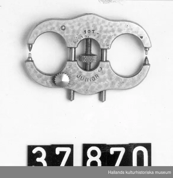 Krumcirkel av mässing med tappskyddspetsar och koniska hålspetsar, liten modell. Märkt: "107", "Star, SWITZERLAND".