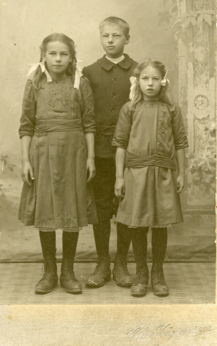 Visittkortfoto av søskena Margit, Ragnvald og Ingeborg Haugen.