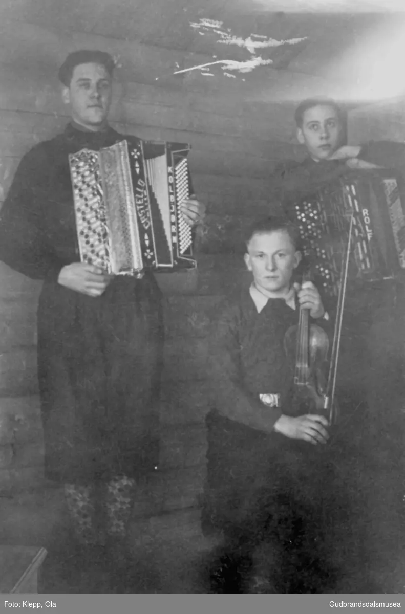 Spelmenn på Nysetra 1954.   
F.v.: Kolbjørn Jonsgard (f. 1925), Bjarne Klepp (f. 1929) og Rolv Jonsgard (f. 1931