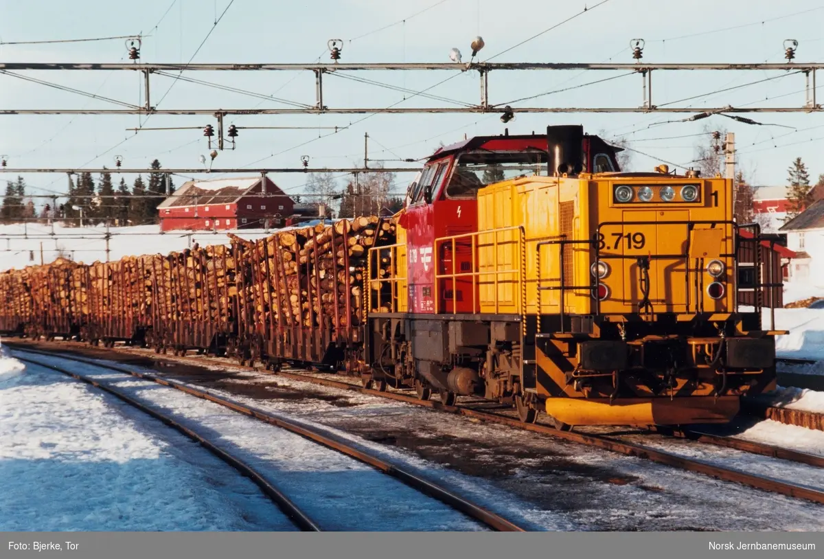 Diesellokomotiv Di 8 719 og tømmertog med tømmervogner litra Rps på Eina stasjon