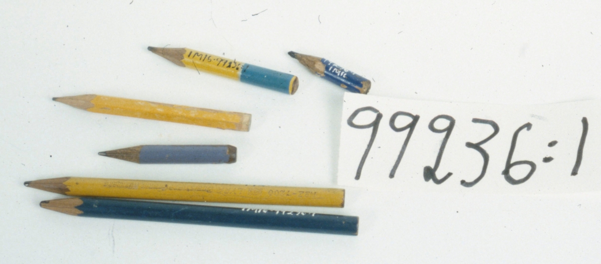 6 stycken väl använda blyertspennor samt 1 kulspetspenna.
Storleken varierar mellan: L 38-131 Diameter 7-10 mm.