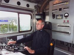 Lokomotivfører Tor Bjerke på førerplassen på elektrisk lokom