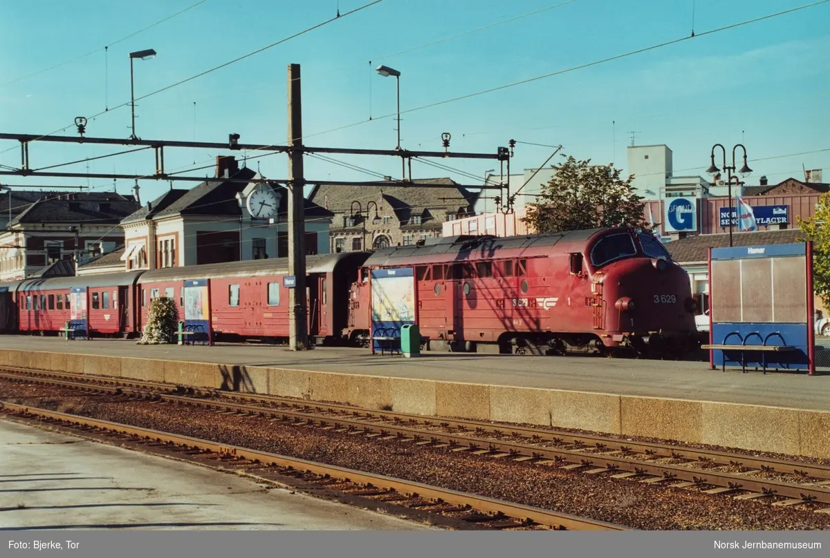 Diesellokomotiv Di 3 629 med tog til Trondheim over Røros på Hamar stasjon