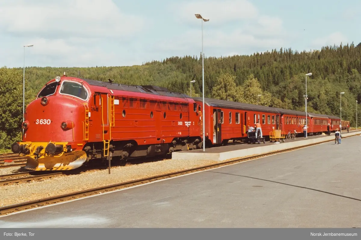 Diesellokomotiv Di 3 630 med persontog til Trondheim på Grong stasjon